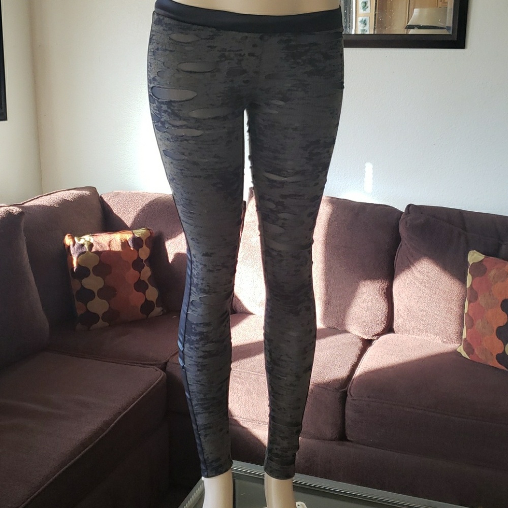 NWT The Bloom Distressed leggings